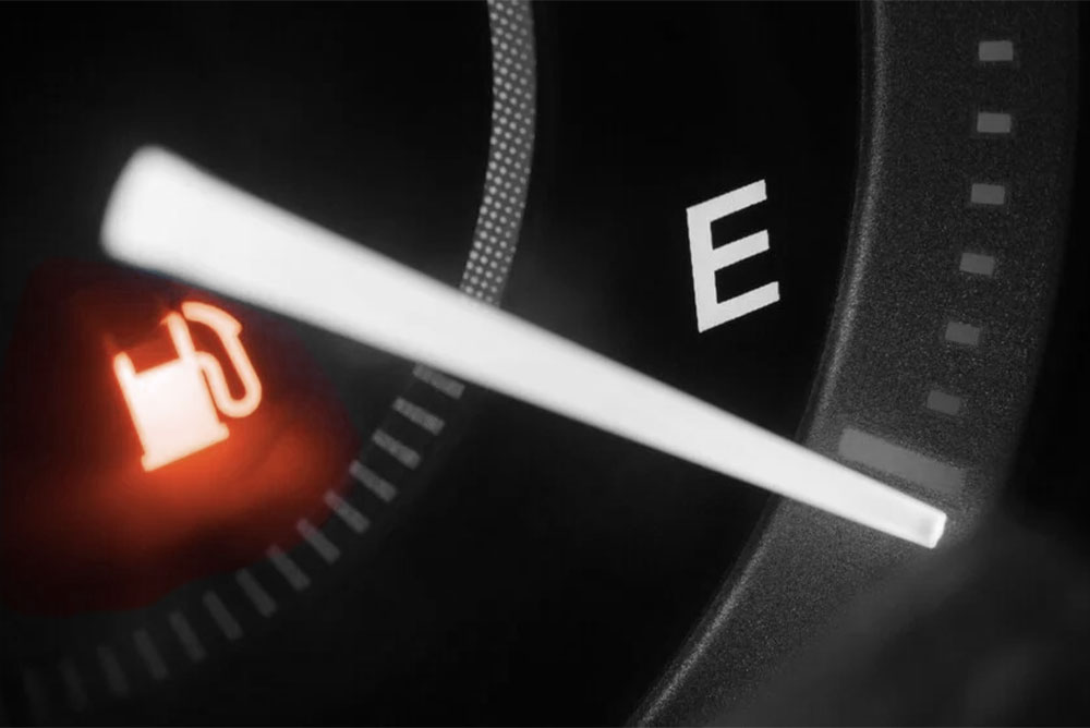 Τι κάνω όταν ανάψει το λαμπάκι της βενζίνης στο δρόμο